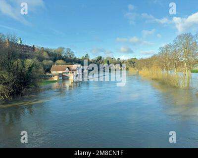 Handout foto scattata con il permesso dal feed Twitter di @Shaunjenks del fiume Severn che esplodono le sue rive a Shrewsbury. Data immagine: Venerdì 13 gennaio 2023. Foto Stock