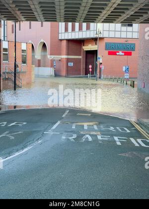 Foto dell'handout scattata con il permesso dal feed Twitter di @Shaunjenks of flooding in Shrewsbury. Data immagine: Venerdì 13 gennaio 2023. Foto Stock