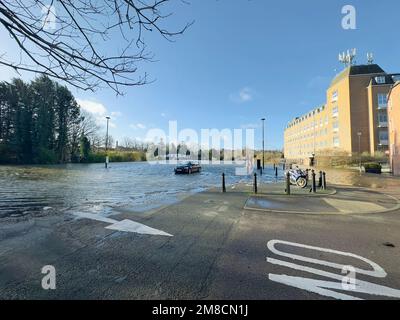 Foto dell'handout scattata con il permesso del feed Twitter di @Shaunjenks di un parcheggio allagato a Shrewsbury. Data immagine: Venerdì 13 gennaio 2023. Foto Stock