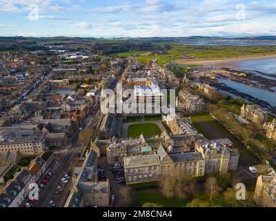 Vista aerea dal drone della St Salvators Chapel e del Quad alla St Andrews University di Fife, Scozia, Regno Unito Foto Stock