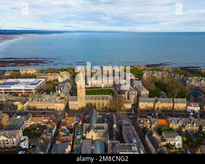 Vista aerea dal drone della St Salvators Chapel e del Quad alla St Andrews University di Fife, Scozia, Regno Unito Foto Stock