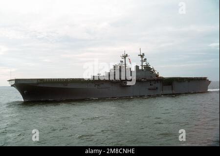 Una vista di prua del porto della nave d'assalto anfibio USS WASP (LHD-1) in corso. Base: Hampton Roads, Norfolk Stato: Virginia (VA) Nazione: Stati Uniti d'America (USA) Foto Stock