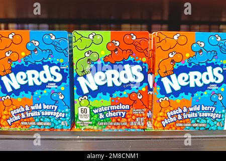 DUSHANBE, TAGIKISTAN - 12 AGOSTO 2022: Pacchetti assortiti di caramelle al nerds sullo scaffale in primo piano del supermercato. Foto Stock