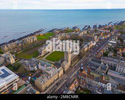 Vista aerea dal drone della St Salvators Chapel e del Quad alla St Andrews University di Fife, Scozia, Regno Unito Foto Stock