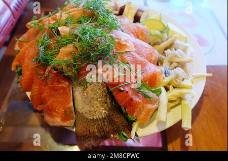 tagli freschi di salmone sul piatto con bambù e aneto per pentola calda Foto Stock