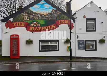 Warley Museum, il museo più piccolo del mondo a Warley Village, vicino a Halifax, West Yorkshire, Regno Unito, in una vecchia cassetta telefonica fuori dal pub Maypole Inn. Foto Stock