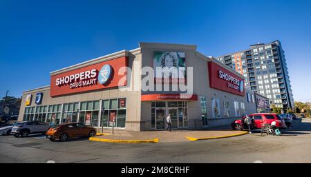 Shoppers Drug Mart Store davanti. Catena di farmacia di proprietà di Loblaw e circa 1300 negozi in tutto il Canada. HALIFAX, CANADA - AGOSTO 2022 Foto Stock