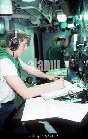 Aviation Boatswain's Mate (Launching and Recovery Equipment) 2nd Class Todd Reardon e AMN Steve McDiffitt, davanti, lavorano nel pannello di carica centrale per Catapult n° 3 sulla portaerei nucleare USS DWIGHT D. EISENHOWER (CVN-69) durante LA FLOTTA EX '90. Oggetto/Serie: FLOTTA EX '90 Paese: Oceano Atlantico (AOC) Foto Stock