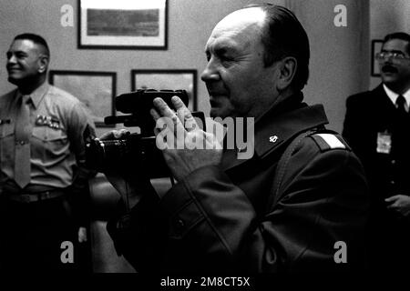 Un membro di una band militare sovietica visiting film attività durante il tour del gruppo degli Stati Uniti Navy School of Music. Base: Naval Amphib base, Little Creek Stato: Virginia (VA) Paese: Stati Uniti d'America (USA) Foto Stock