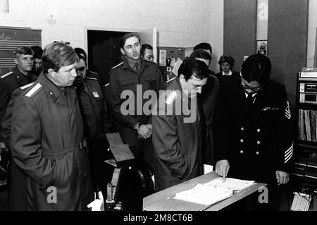 IL MUSICISTA CAPO Tommy Loyola spiega la guida del suo istruttore a un membro di una band militare sovietica in visita durante il tour del suo gruppo negli Stati Uniti Navy School of Music. Base: Naval Amphib base, Little Creek Stato: Virginia (VA) Paese: Stati Uniti d'America (USA) Foto Stock