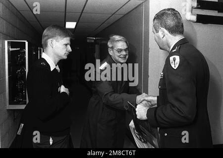 NEGLI STATI UNITI Il musicista dell'esercito saluta un membro di una band militare sovietica in visita durante il tour del gruppo della Joint Service Music School. Base: Naval Amphib base, Little Creek Stato: Virginia (VA) Paese: Stati Uniti d'America (USA) Foto Stock