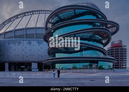 3-2-1 Qatar Olympic and Sports Museum a Doha, Qatar vista esterna del tramonto che mostra l'architettura unica di un edificio con nuvole in cielo sullo sfondo Foto Stock