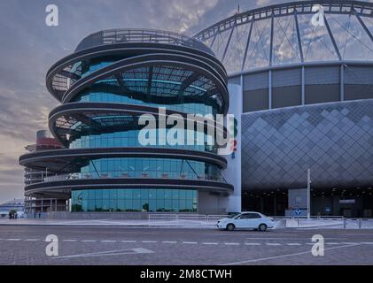 3-2-1 Qatar Olympic and Sports Museum a Doha, Qatar vista esterna del tramonto che mostra l'architettura unica di un edificio con nuvole in cielo sullo sfondo Foto Stock