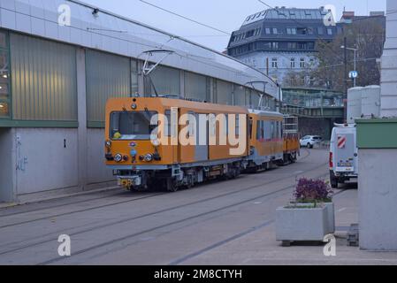 Veicoli di manutenzione e riparazione per la rete della metropolitana di Vienna parcheggiati accanto al deposito di Betriebsbahnhof Michelbeuern, Vienna, Austria. Dicembre 202s Foto Stock