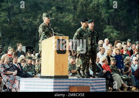 MAJ. GEN. Horace G. Taylor, comandante generale, 24th° Divisione di Fanteria (mecc.), parla in una cerimonia che segna il ritorno del 1st° Battaglione, 75th° Ranger Regiment, da Panama, dove ha partecipato all'operazione Just cause. Anche sulla piattaforma sono LT. COL. Robert W. Wagner, centro, comandante, 1st battaglione, 75th Ranger Regiment, E LT. GEN. Gary E. Luck, a sinistra, comandante generale, Stati Uniti Comando operazioni speciali dell'esercito. Oggetto operazione/Serie: SOLO causa base: Fort Stewart Stato: Georgia (GA) Paese: Stati Uniti d'America (USA) Foto Stock