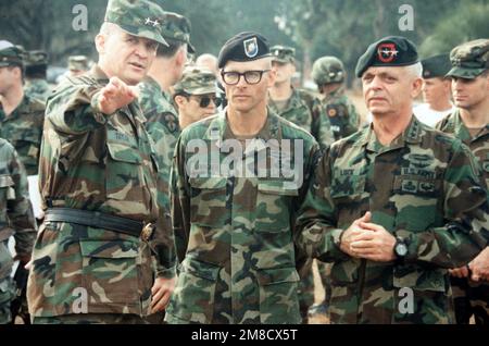 MAJ. GEN. Horace G. Taylor, a sinistra, comandante generale, 24th° divisione fanteria (Mech.), parla con LT. COL. Robert W. Wagner, centro, comandante, 1st battaglione, 75th Ranger Regiment, E LT. GEN. Gary E. Luck, generale comandante, Stati Uniti Comando operazioni speciali dell'esercito, prima di una cerimonia che segna il ritorno di LT. COL. Il battaglione di Wagner da Panama, dove era tra le unità che hanno partecipato all'operazione Just cause. Oggetto operazione/Serie: SOLO causa base: Fort Stewart Stato: Georgia (GA) Paese: Stati Uniti d'America (USA) Foto Stock