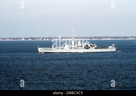 Una vista della fregata britannica HMS PHOEBE (F-42) che entra in Hampton Roads. La PHOEBE accompagna la portaerei leggeri britannica HMS INVINCIBILE (R-05) durante la sua visita di cinque giorni alla stazione. Base: Hampton Roads, Norfolk Stato: Virginia (VA) Nazione: Stati Uniti d'America (USA) Foto Stock