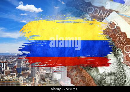 Bandiera della Colombia, banconote in peso colombiane in contanti e sfondo della città di Bogota (turismo, viaggi, economia, denaro, inflazione, crisi, mercati, finanza) Foto Stock