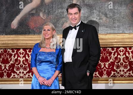 Monaco, Germania. 13th Jan, 2023. Il primo ministro bavarese Markus Söder (CSU) e sua moglie Karin Baumüller-Söder al debuttante durante il ricevimento di Capodanno presso la residenza di Monaco. Credit: Felix Hörhager/dpa/Alamy Live News Foto Stock