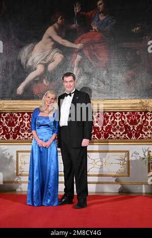 Monaco, Germania. 13th Jan, 2023. Il primo ministro bavarese Markus Söder (CSU) e sua moglie Karin Baumüller-Söder al debuttante durante il ricevimento di Capodanno presso la residenza di Monaco. Credit: Felix Hörhager/dpa/Alamy Live News Foto Stock