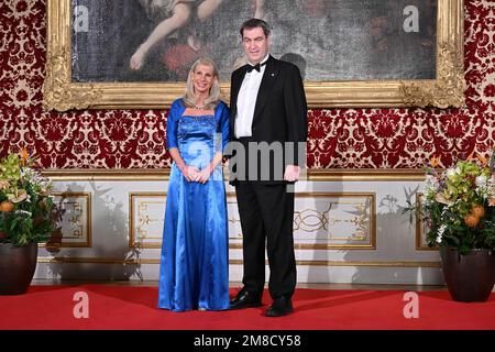 Monaco, Germania. 13th Jan, 2023. Il primo ministro bavarese Markus Söder (CSU) e sua moglie Karin Baumüller-Söder al debuttante durante il ricevimento di Capodanno presso la residenza di Monaco. Credit: Felix Hörhager/dpa/Alamy Live News Foto Stock