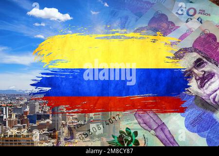 Bandiera della Colombia, banconote in peso colombiane in contanti e sfondo della città di Bogota (turismo, viaggi, economia, denaro, inflazione, crisi, mercati, finanza) Foto Stock