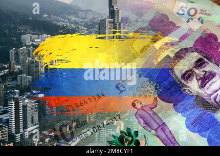 Bandiera della Colombia, banconote in peso colombiane in contanti e sfondo della città di Bogota (turismo, viaggi, economia, denaro, inflazione, crisi, mercati, finanza) Foto Stock