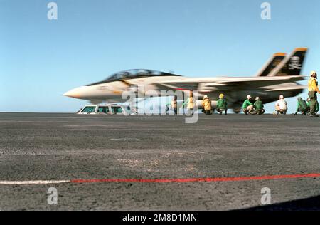 Gli equipanti della piattaforma di volo guardano come un aereo Fighter Squadron 84 (VF-84) F-14A Tomcat viene lanciato dalla portaerei nucleare USS ABRAHAM LINCOLN (CVN-72) durante la crociera in shakedown della nave. Paese: Oceano Atlantico (AOC) Foto Stock