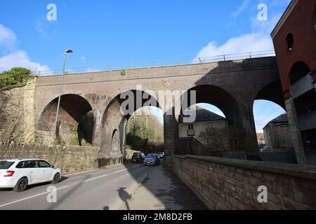 Stroud Railway viadotto, ponte su Merrywalks, A46, Stroud, Gloucestershire, Inghilterra. - 13 Gennaio 2023 immagine di Thousand Word Media/Andrew Higgins Foto Stock