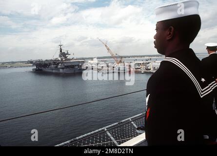 La portaerei USS SARATOGA (CV-60) è ormeggiata vicino alla nave d'assalto anfibia USS WASP (LHD-1). Base: Naval Station, Mayport Stato: Florida (FL) Paese: Stati Uniti d'America (USA) Foto Stock