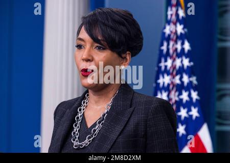 Senior Advisor for Public Engagement Keisha Lance Bottoms parla nella Sala Briefing della Casa Bianca a Washington, DC, USA 13 gennaio 2023. Bottoms ha parlato del viaggio del presidente ad Atlanta, il 15 gennaio, dove consegnerà un sermone alla storica Chiesa Battista di Ebenezer. Foto Stock