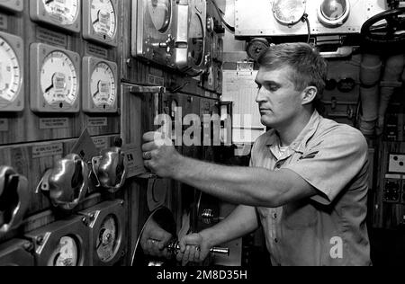 Un piccolo ufficiale lavora in un pannello di controllo per il generatore principale n° 3 a bordo del sottomarino d'attacco USS BLUEBACK (SS-581). Il BLUEBACK, un sottomarino diesel-elettrico, è previsto per lo smantellamento dopo più di 30 anni di servizio attivo. Base: Naval Air Station, San Diego Stato: California (CA) Paese: Stati Uniti d'America (USA) Foto Stock