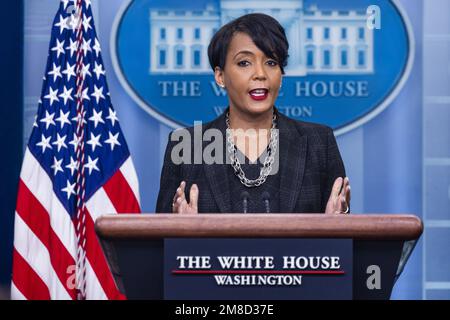 Washington, Stati Uniti. 13th Jan, 2023. Senior Advisor for Public Engagement Keisha Lance Bottoms parla nella Sala Briefing della Casa Bianca a Washington, DC, venerdì 13 gennaio 2023. I bottom hanno parlato del viaggio del presidente ad Atlanta, il 15 gennaio, dove consegnerà un sermone alla storica Chiesa Battista di Ebenezer. Foto di Jim lo Scalzo/UPI Credit: UPI/Alamy Live News Foto Stock