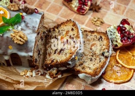 Natale stollen con frutta candita e frutta secca su pergamena. Stollen - tradizionale pane tedesco mangiato durante la stagione natalizia. Foto Stock