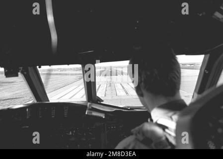 Una vista all'interno dell'abitacolo di un aeromobile P-3 Orion durante l'addestramento attivo per la Riserva aeronavale. Paese: Sconosciuto Foto Stock