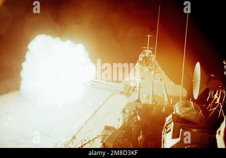 Uno dei cannoni Mark di calibro 7 16 pollici/50 nella torretta n. 1 a bordo della nave da guerra USS WISCONSIN (BB-64) viene sparato durante un esercizio di cannucio notturno vicino a Puerto Rico. Paese: Oceano Atlantico (AOC) Foto Stock