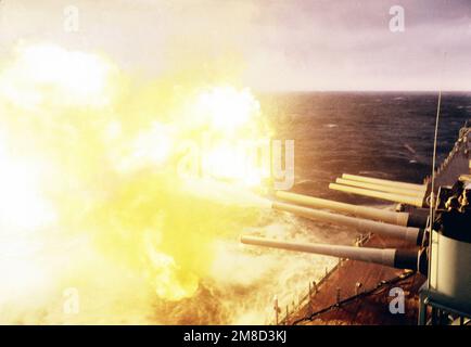 Una delle pistole Mark di calibro 7 16 pollici/50 nella torretta n. 1 a bordo della nave da guerra USS WISCONSIN (BB-64) viene sparata durante un esercizio di armi vicino a Puerto Rico. Paese: Oceano Atlantico (AOC) Foto Stock