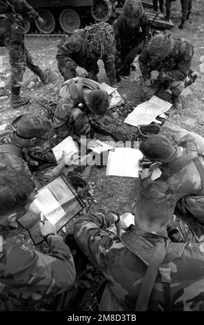 I membri della 7th° Divisione Fanteria dell'Esercito (Light) controllano le loro mappe mentre si tiene un briefing sul campo durante l'esercizio combinato della squadra sudcoreana/statunitense Spirit '90. Soggetto operativo/Serie: TEAM SPIRIT '90 Paese: Repubblica di Corea (KOR) Foto Stock