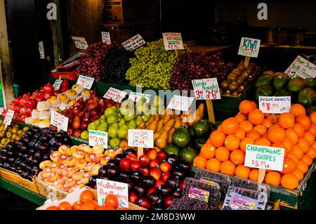 Mercato di frutta e verdura a Seattle, Washington, con prodotti bellissimi a prezzi eccezionali. Foto Stock