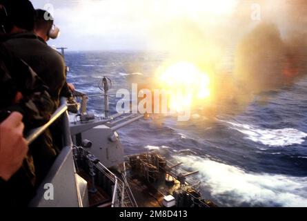 Una delle pistole Mark di calibro 28 5 pollici/38 a bordo della nave da guerra USS WISCONSIN (BB-64) viene sparata durante un esercizio di armi vicino a Puerto Rico. Paese: Oceano Atlantico (AOC) Foto Stock