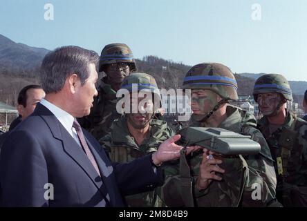 Il presidente sudcoreano Roh Tae Woo, partito, visita con membri di 3rd BN., 7th Field Arty., 25th INF. Div (Light), durante l'esercizio combinato della squadra sudcoreana/statunitense Spirit '90. MGEN Fred A. Gorden, comandante generale della 25th° divisione fanteria, si trova al secondo posto da sinistra. Soggetto operativo/Serie: TEAM SPIRIT '90 Paese: Repubblica di Corea (KOR) Foto Stock