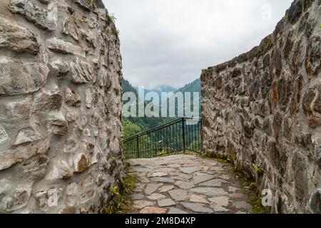 Antiche mura medievali in pietra Castello di Zilkale a Camlihemsin, Rize, Turchia, che domina una valle verde Foto Stock