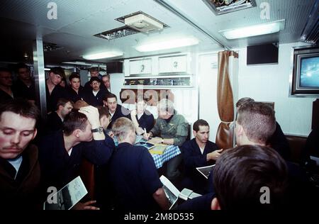 Il Segretario della Marina H. Lawrence Garrett III autografa foto per il nuovo equipaggio dei sommergibili nucleari USS GURNARD (SSN 662) durante un dispiegamento sotto il ghiaccio artico al largo dell'Alaska. Paese: Oceano Artico Foto Stock