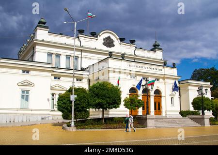 L'edificio dell'Assemblea Nazionale della Repubblica di Bulgaria si trova nel centro della capitale, sulla Piazza dell'Assemblea Nazionale. Vista di Foto Stock