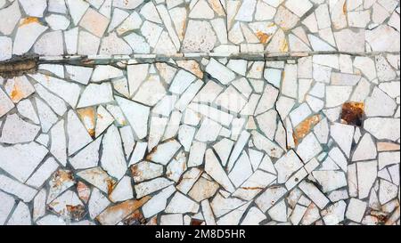 Pavimento in marmo mosaico. Texture fatta di diversi pezzi di piastrelle rotte. Foto di alta qualità Foto Stock