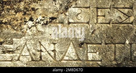 Antica iscrizione lettere trama di pietra sfondo. Vecchia superficie antica intemperiata. Pietra calcarea o sfondo di Mable Foto Stock