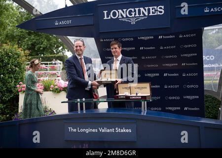Ascot, Berkshire, Regno Unito. 23rd luglio, 2022. La presentazione dei vincitori per i Longines Valiant Stakes all'ippodromo di Ascot. Horse Jumbly guidato dal jockey Hollie Doyle ha vinto la gara. Proprietario Emmy Rothschild e Partner. Allenatore Harry e Roger Charlton, Beckhampton. Allevatore Emily Rothschild. Credito: Maureen McLean/Alamy Foto Stock