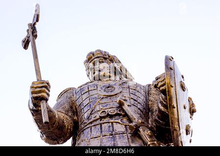 DUSHANBE, TAGIKISTAN - 2 LUGLIO 2022: La statua di bronzo di Khushnavaz, conosciuta anche come Akhshunwar, un re degli Eftaliti che governava in Tokharistan. Foto Stock