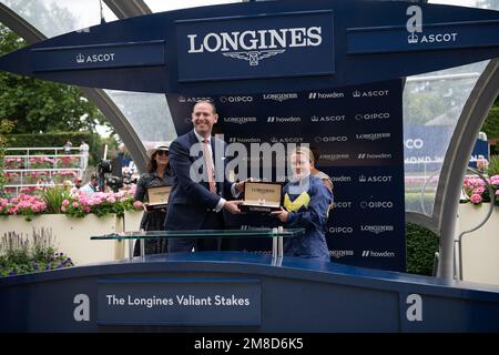 Ascot, Berkshire, Regno Unito. 23rd luglio, 2022. La presentazione dei vincitori per i Longines Valiant Stakes all'ippodromo di Ascot. Horse Jumbly guidato dal jockey Hollie Doyle ha vinto la gara. Proprietario Emmy Rothschild e Partner. Allenatore Harry e Roger Charlton, Beckhampton. Allevatore Emily Rothschild. Credito: Maureen McLean/Alamy Foto Stock