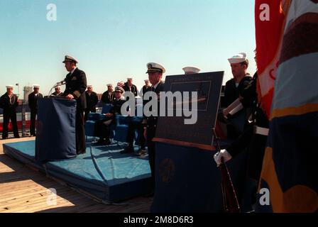 CAPT. Fred P. Moosally, comandante della nave da guerra USS IOWA (BB-61), parla in occasione di una cerimonia di imbarco in occasione del primo anniversario dell'esplosione della torretta di armi che ha ucciso 47 marinai a bordo della nave. Durante la cerimonia viene dedicata una targa con i nomi degli uomini morti. Base: Naval Station, Norfolk Stato: Virginia (VA) Paese: Stati Uniti d'America (USA) Foto Stock